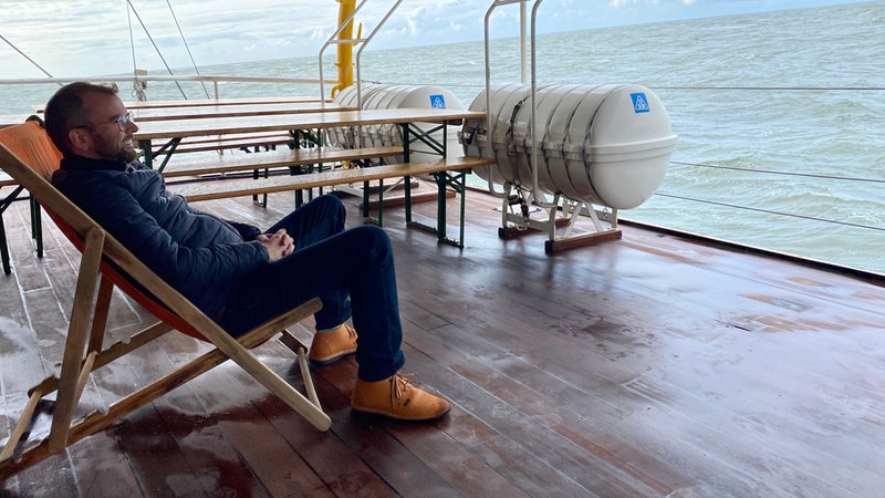 Reporter Till Kohlwes auf Deck des Dampfeisbrechers Wal