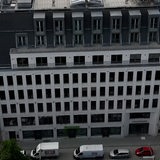 Eine Luftaufnahme zeigt ein weißes Bürogebäude.