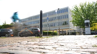 Radfahrerin passiert den Kennedy-Platz.