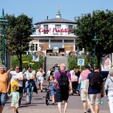Zahlreiche Touristen gehen bei sonnigem Wetter durch die Zedeliusstraße im Ortskern der Insel Wangerooge.