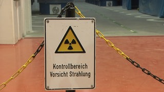 Ein Schild warnt vor atomarer Strahlung.