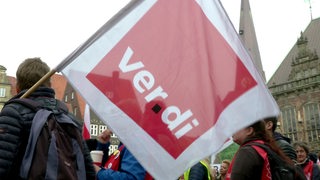 Streikende auf dem Bremer Marktplatz.