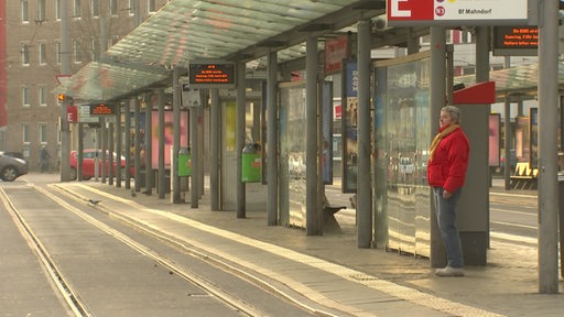 Zu sehen ist die leere S Bahn Station am Bahnhof