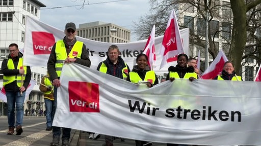 Menschen der BSAG streiken mit Verdi für den öffentlichen Nahverkehr. 