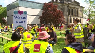 Erzieherinnen und Erzieher demonstrieren hinter der Bremer Kunsthalle für bessere Arbeitsbedingungen.