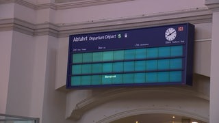 Es ist die leere Anzeigetafel im Bremer Hauptbahnhof zu sehen.