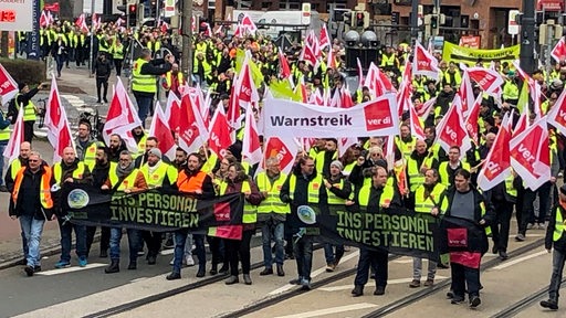 Beschäftigte der BSAG demonstrieren in Bremen. 