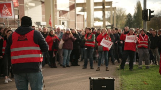 Mehrere Arbeiter der Gewerkschaft IG Metall streikten in Lemwerder.