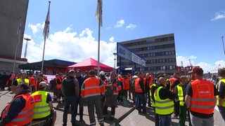 Viele Beschäftigte der Seehäfen in Bremen und Niedersachsen streiken. 