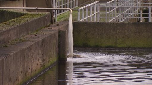 Aus einem Wasserhahn läuft Wasser in ein Becken.