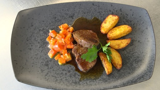 Ein Bremer Teller mit Wasserbüffel, Vichy Karotten und Kartoffel Wedges. 