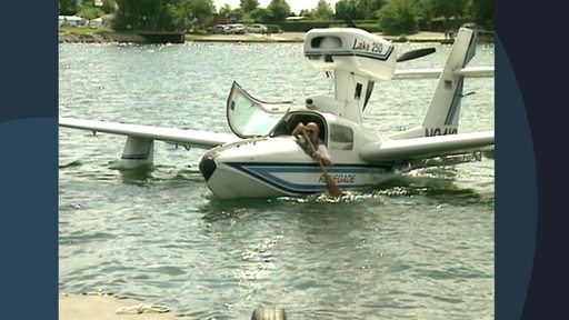 Ein kleines Flugzeug mit nur einer Person ist auf dem Wasser gelandet.