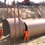 Arbeiter verlegen ein neues Rohr unter der A27 zwischen Bremen und Bremerhaven.