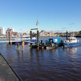 Ein paar Boote liegen an einem Hafen im Wasser