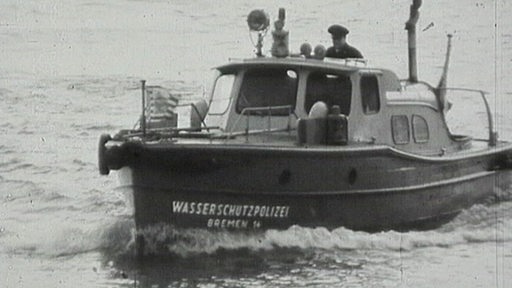 Zu sehen ist ein Boot der Wasserschutzpolizei Bremen auf einem alten schwarz weiss Foto.