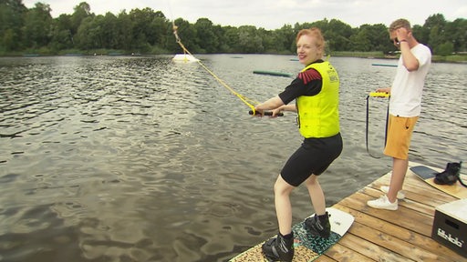 Maike Evers versucht sich beim Wakeboarden.