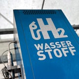 Auf einem Kasten steht das Wort Wasserstoff.