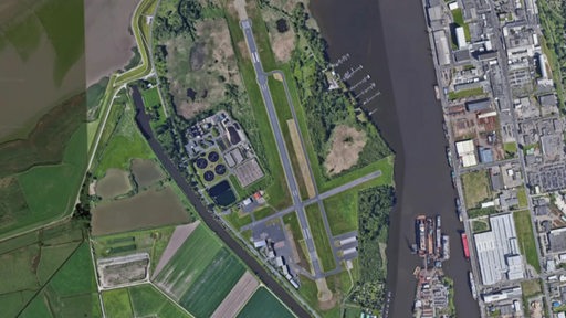 Der stillgelegte Flugplatz Luneort in Bremerhaven von oben aufgenommen.