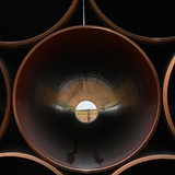Auf einer Baustelle für eine neue Pipeline für Gas und Wasserstoff lagern Rohre.