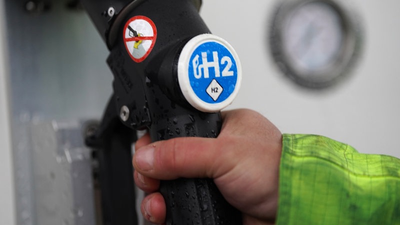 Der Tankhahn mit der Aufschrift "H2" ist an einer Tanksäule einer Wasserstoff-Tankstelle zu sehen.