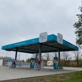 Blick auf eine blaue Wasserstofftankstelle.