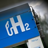 Eine Wasserstofftankstelle ist eine Tankstelle zum Betanken von Kraftfahrzeugen mit Wasserstoff. Auf blauem Hintergrund steht H2.