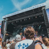 Zuschauer vor einer Bühne auf dem Watt en Schlick Festival