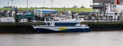 Die Spiekeroog-Fähre WattnExpress im Hafen
