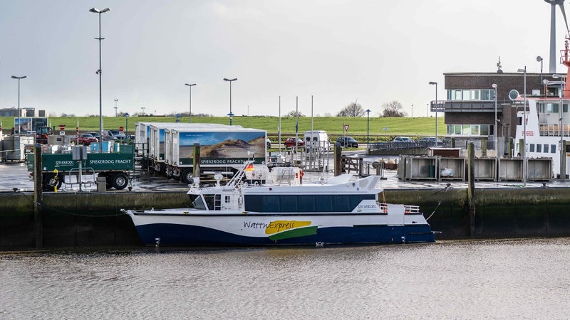 Die Spiekeroog-Fähre WattnExpress im Hafen