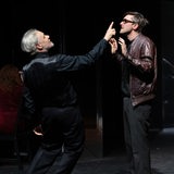 Zwei Schauspieler auf der Bühne beim Stück "We Are Hamlet"