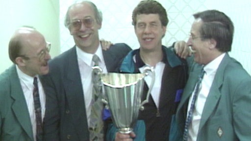 Willi Lemke, Klaus-Dieter Fischer, Otto Rehhagel und Franz Böhmert mit dem Pokal