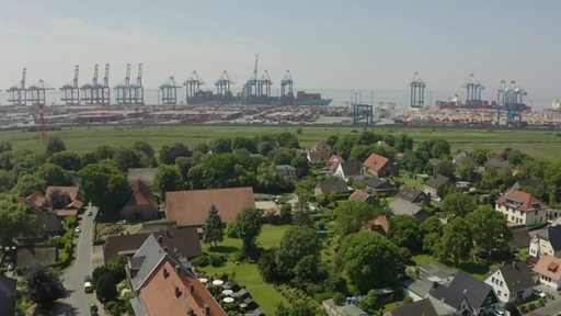 Eine Luftbildaufnahme von Weddewarden in Bremerhaven auf der im Hintergrund das Hafenterminal zu sehen ist. 