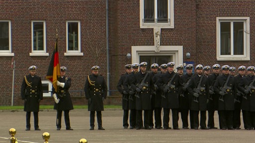 Mehrere Marine Soldaten stehen nebeneinander. 