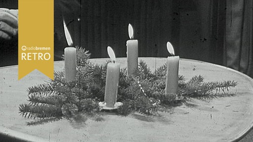 Vier Kerzen brennen am Weihnachtsabend