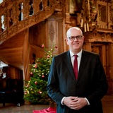 Der Bremer Bürgermeister steht im weihnachtlichen Rathaus.
