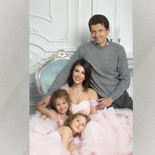 Familienfoto mit Eltern und ihren beiden Töchtern