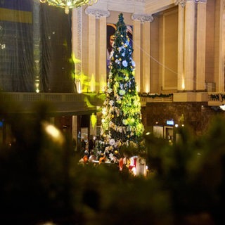 Weihnachtsbaum im Bahnhof in Kiew