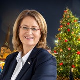 Antje Grotheer vor dem Weihnachtsbaum auf dem Weihnachtsmarkt in Bremen (Montage)
