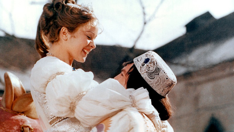Filmszene aus "Drei Haselnüsse für Aschenbrödel". Prinzessin umarmt ihren Prinzen.