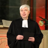 Pastor Bernd Kuschnerus beim ökumenischen TV-Weihnachtsgottedienst im Bremer St.-Petri-Dom.