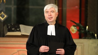 Pastor Bernd Kuschnerus beim ökumenischen TV-Weihnachtsgottedienst im Bremer St.-Petri-Dom.