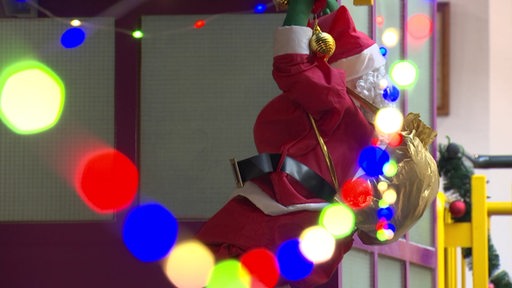 Eine Lichterkette und ein Deko Weihnachtsmann.