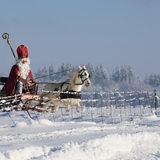 Nikolaus mit Pferd und Schlitten in Schneelandschaft