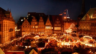 Beleuchteter Weihnachtsmarkt am Abend, von oben betrachtet