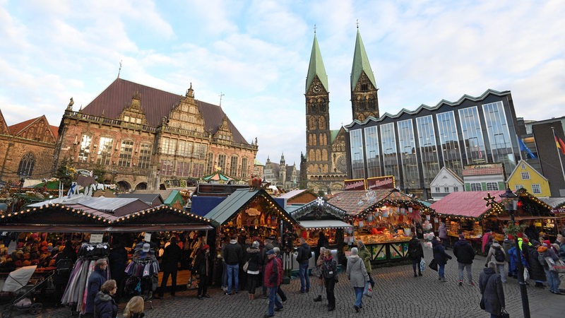 Bremen: Zwischen Rathaus (l), Dom und Bürgerschaft (r) gehen die Besucher über den Weihnachtsmarkt. 