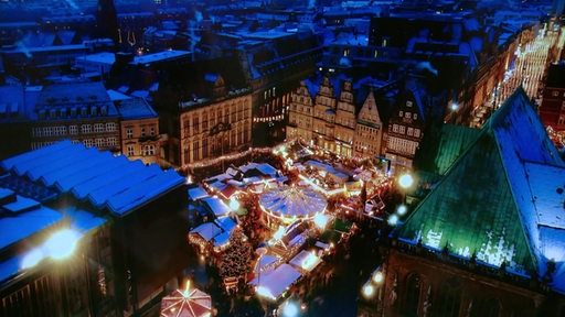 Der Bremer Weihnachtsmarkt auf dem Marktplatz von oben mit einer Drohnenaufnahme. 