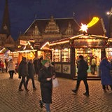 Bunt beleuchtete Geschäfte in der Innenstadt auf dem Bremer Weihnachtsmarkt.
