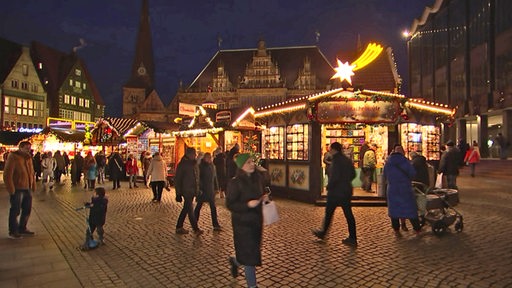 Bunt beleuchtete Geschäfte in der Innenstadt auf dem Bremer Weihnachtsmarkt.