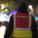 Ein Security-Mitarbeiter geht über den Weihnachtsmarkt Schlachtezauber in Bremen
