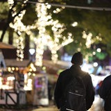 Menschen gehen über den Weihnachtsmarkt Schlachtezauber in Bremen